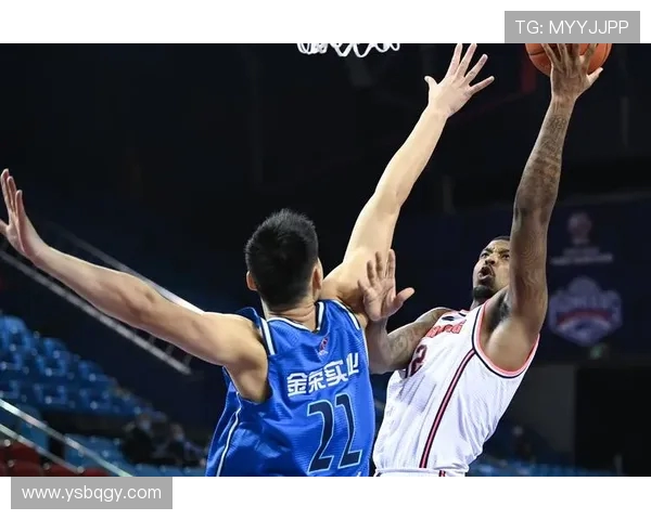 CBA足球迷哭了视频：当篮球与足球激情碰撞时的感人瞬间